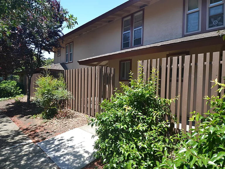 220 Red Oak Dr W #H — Photo 14