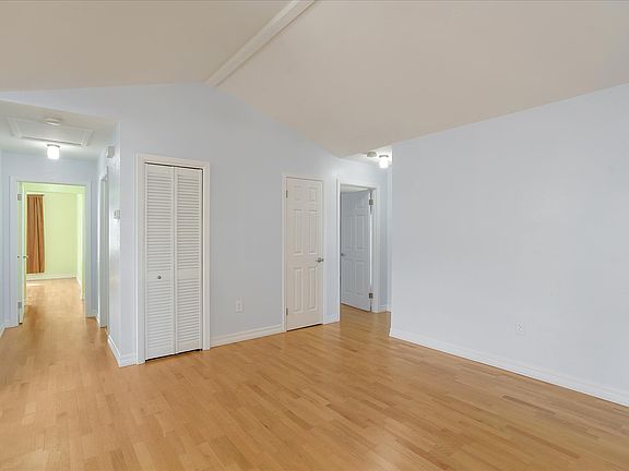 2nd image of 4015 Beresford St