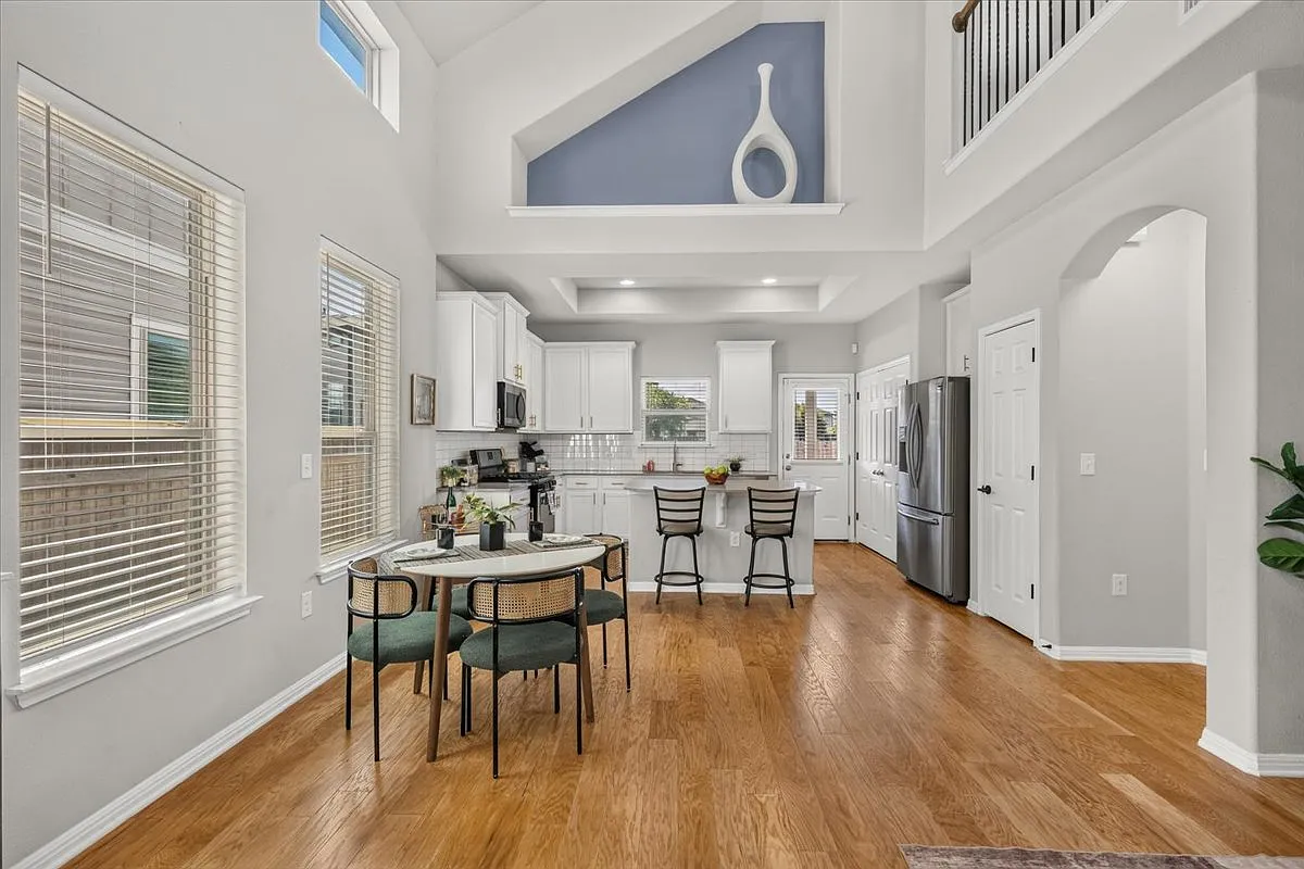3 bed, 2.5 bath, 1910 sqft, $2,500 — Photo 2