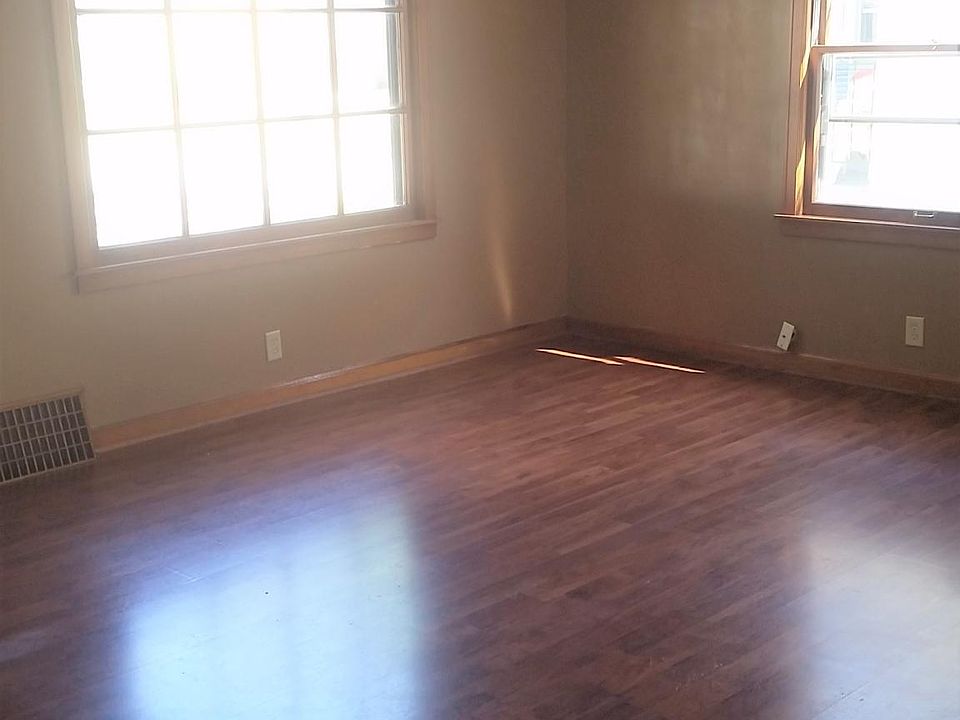  Livingroom with large windows