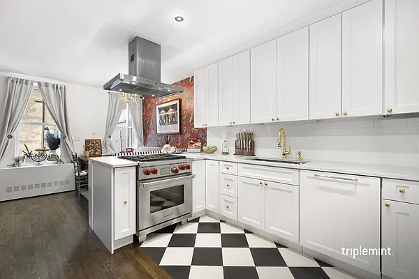 Sold by Triplemint | media 1