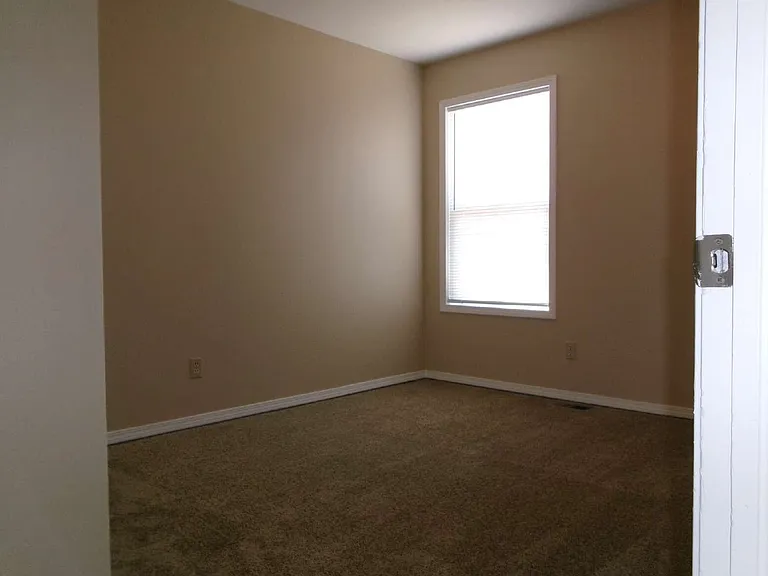 2429 E Monument St — Photo 38