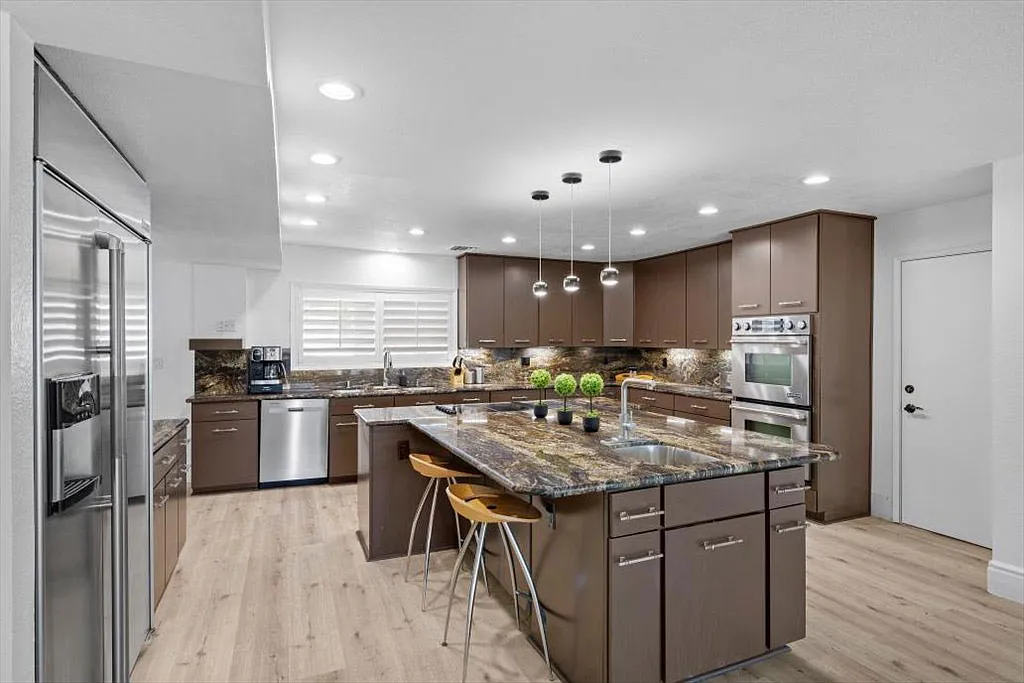 5 bed, 3458 sqft, $5,988 — Photo 3