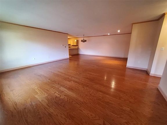 2nd image of 222 Duxbury Ct