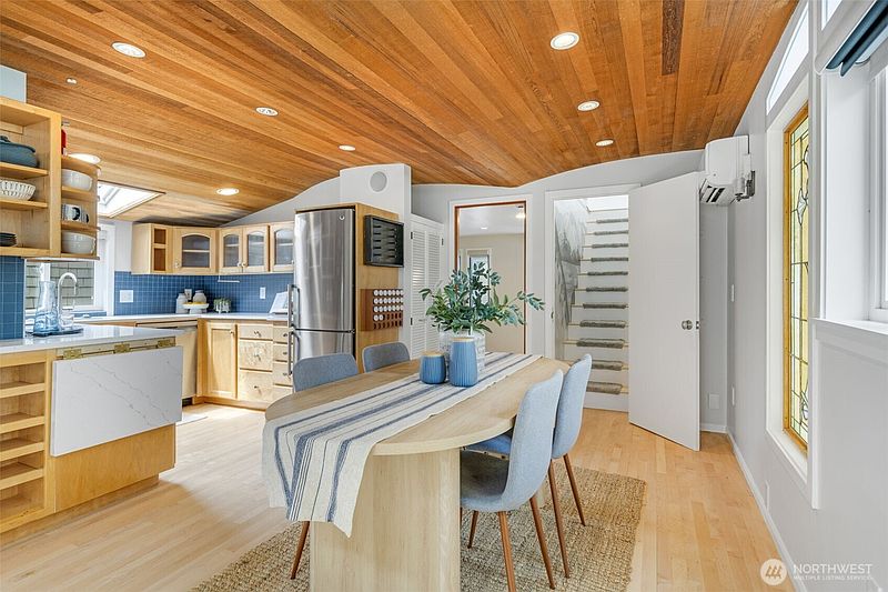 5th image of 2235 Fairview Avenue E #6