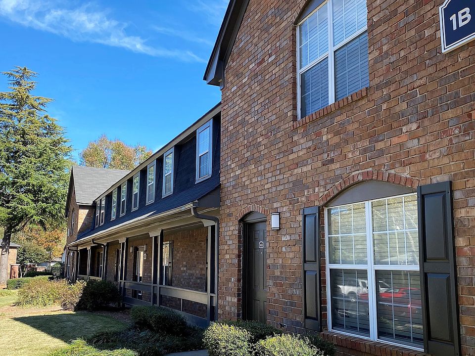 Our commitment to perfection shines through in our beautifully maintained buildings and grounds. Welcome to your new apartment or townhome!