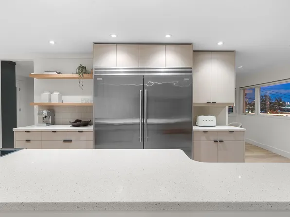 1140 W 17th St, North Vancouver, BC V7P 1W2