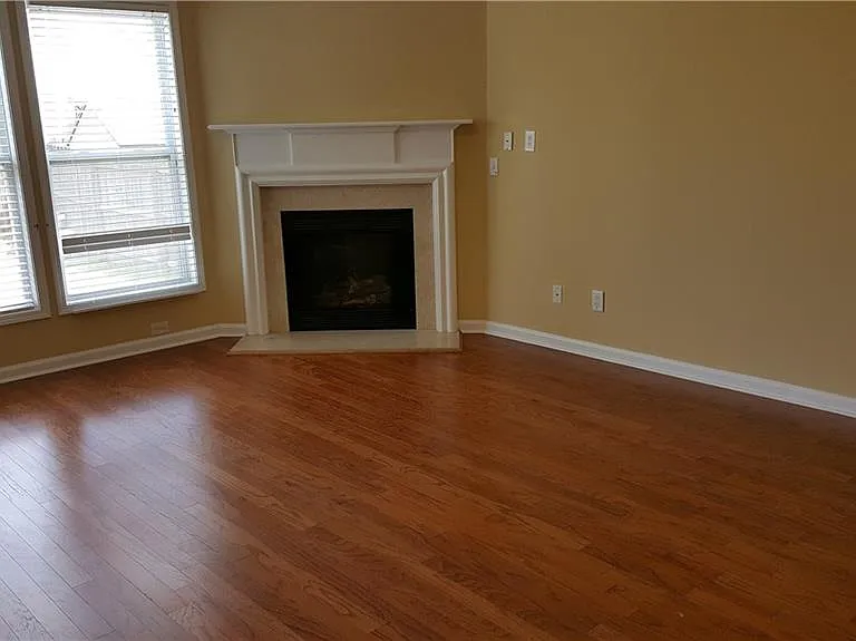 2036 Executive Dr — Photo 4