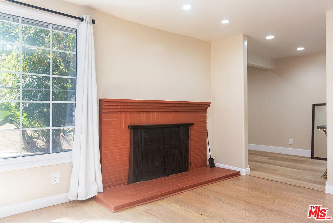 3 bed, 2.0 bath, 1696 sqft, $4,200 — Photo 4