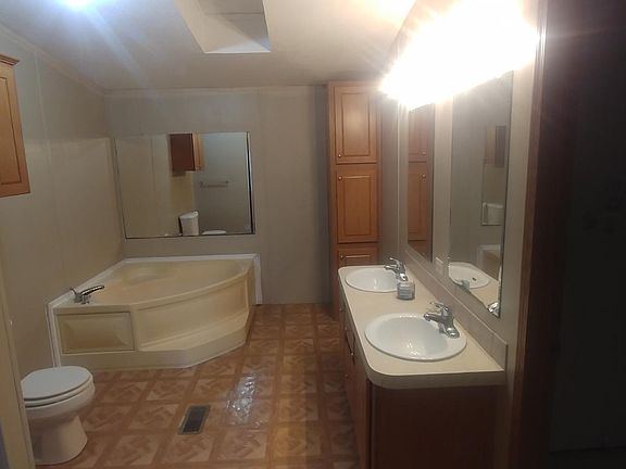 3rd image of 445 Bentwood Dr