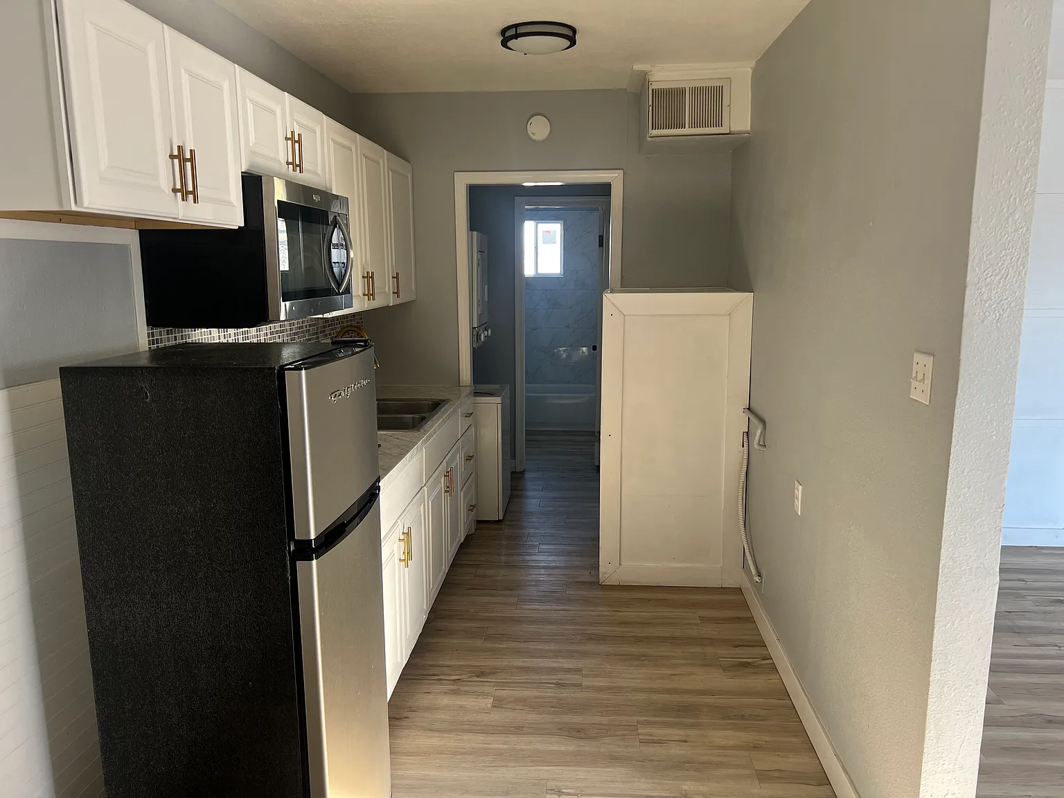 1 bed, 1100 sqft, $1,300 — Photo 2