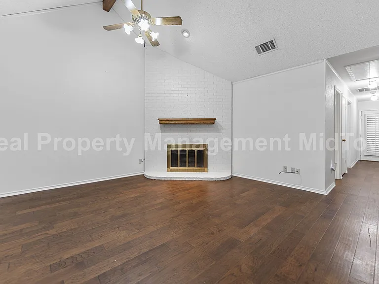 621 Windgate Ct — Photo 3