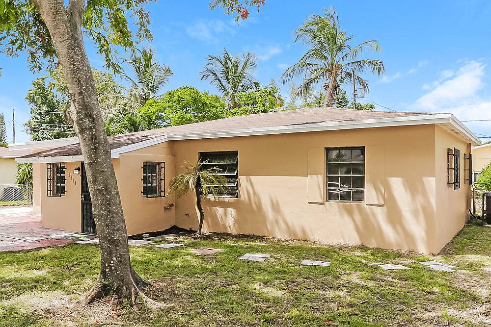 4 bed, 2.0 bath, 1729 sqft, $4,230 — Photo 3
