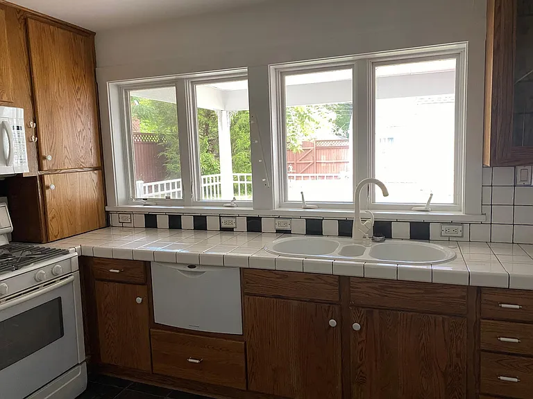 1618 Rugby Ave — Photo 4