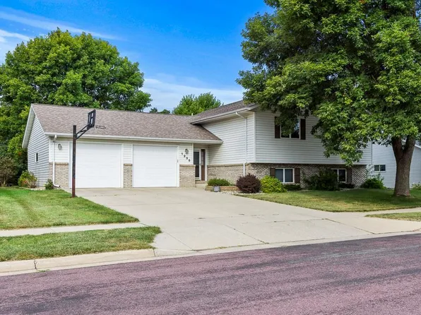 1235 Patricia Ct, Marshall, MN 56258