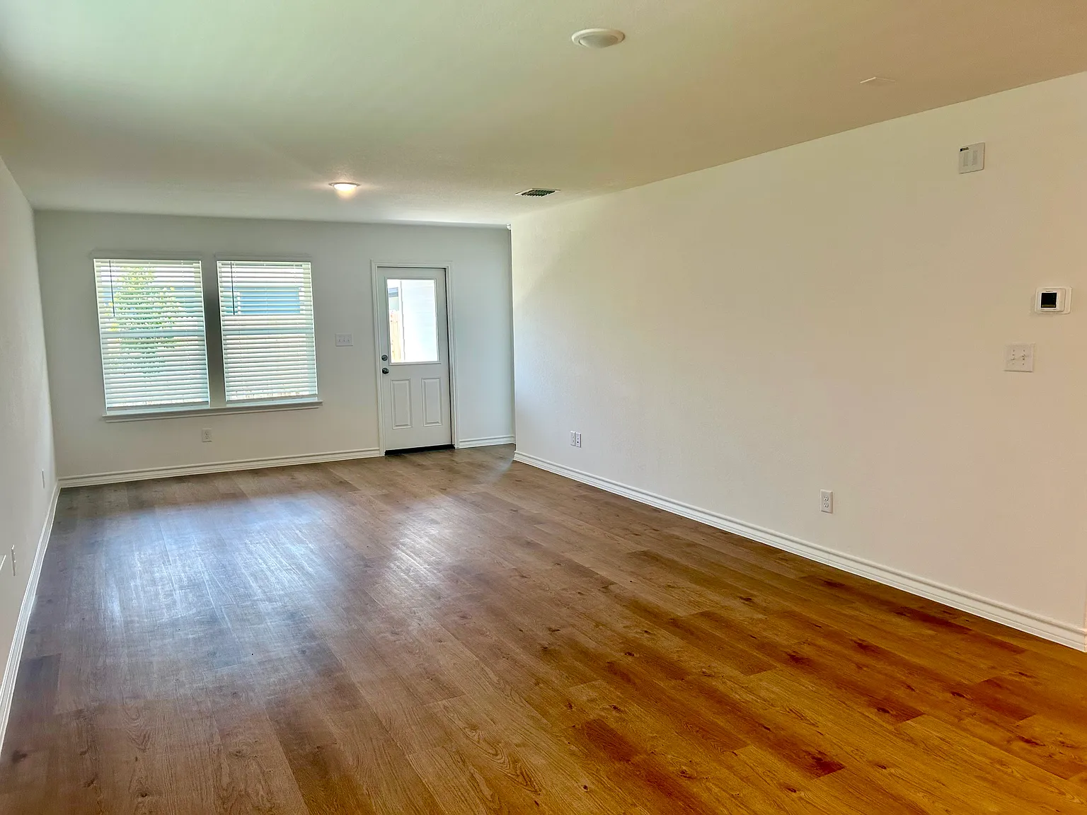 3 bed, 1576 sqft, $1,975 — Photo 3