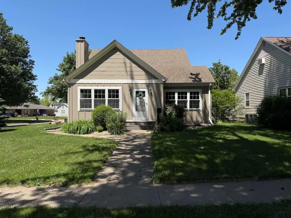 321 2nd St NW, Orange City, IA 51041
