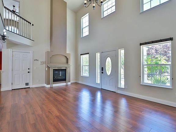 5th image of 886 Cottage St