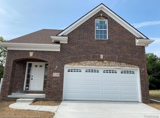 11830 Hines Place Dr, Livonia, MI 48150