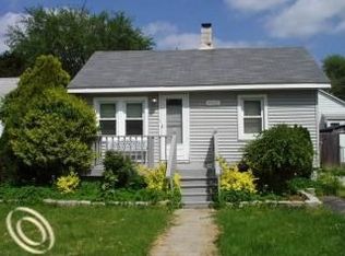 2465 Willow Beach St, Keego Harbor, MI 48320