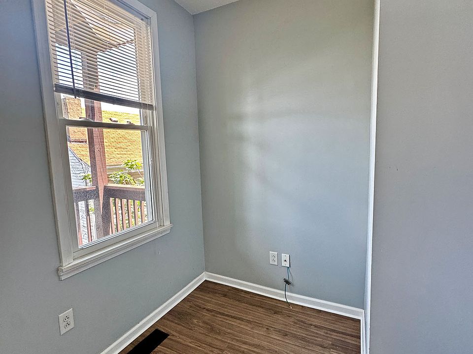 This area, shown in the photo, was previously used as a home office.
It offers plenty of natural light, privacy, and direct access to the private deck with amazing city views, making it a perfect space for working from home, studying, or simply relaxing.