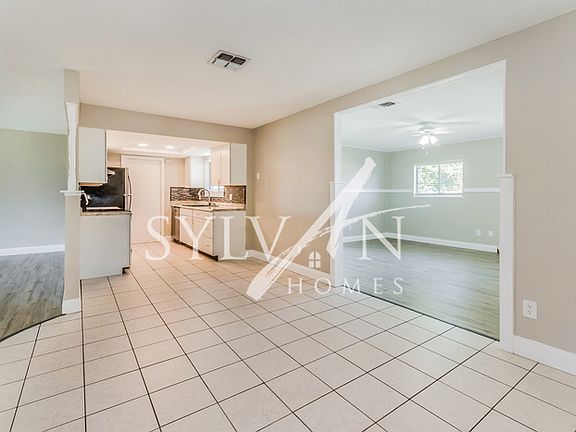 5th image of 981 Chapman Dr
