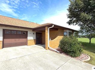 905 Briarcliff Cir, Mason City, IA 50401