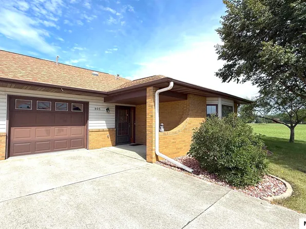905 Briarcliff Cir, Mason City, IA 50401