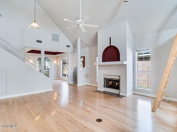 4th image of 202 Woodoak Cir