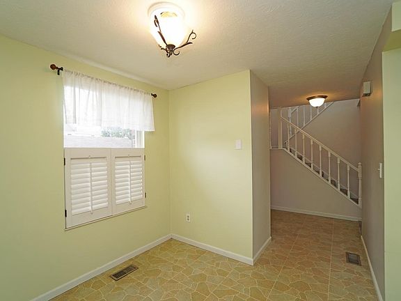 4th image of 1019 Stratford Ct
