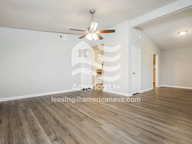 1469479_004_wm_-_living_room_12905236.jpg
