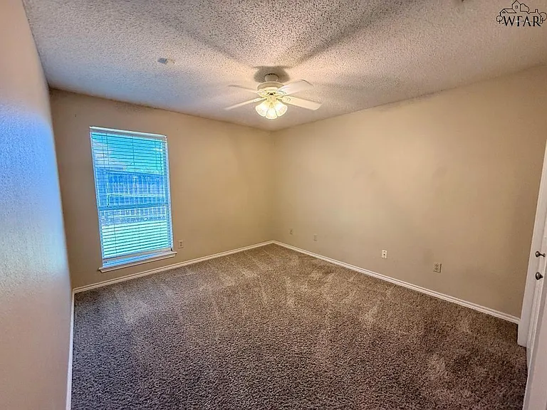 6025 Oakmont Dr — Photo 10