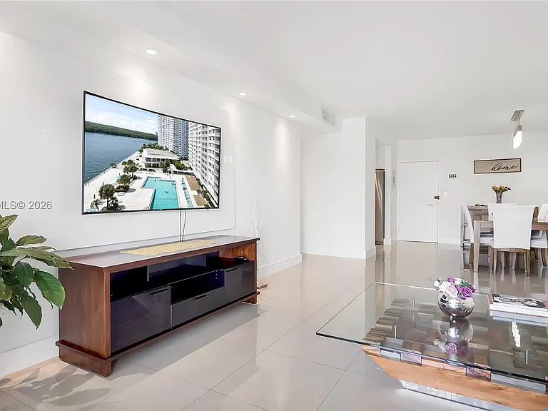300 Bayview Dr #307 — Photo 3