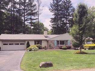 119 Laurel Rd, Chagrin Falls, OH 44022