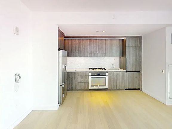 3rd image of 525 W 52nd St APT 20EN