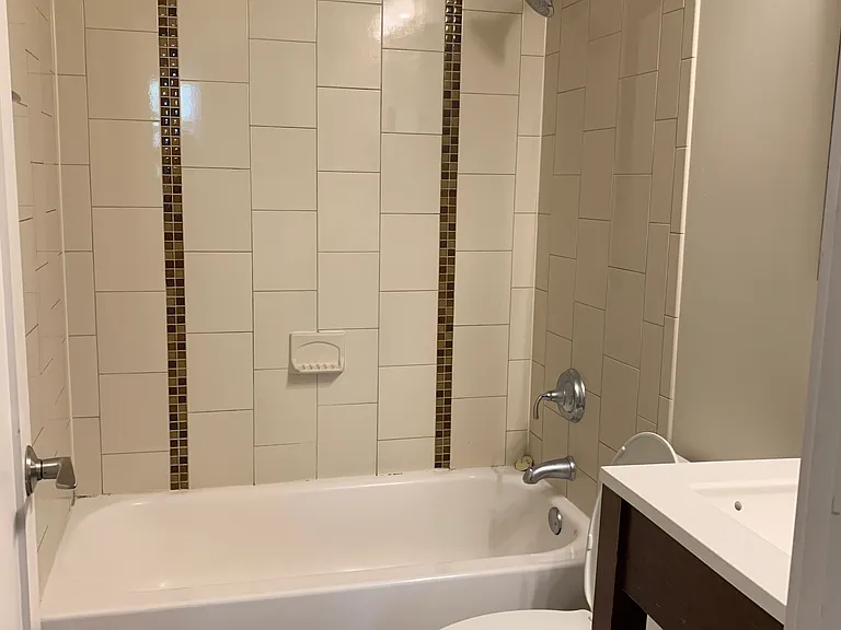 1047 W Madison St #304 — Photo 3
