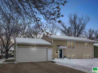 923 Cottage Ave, Vermillion, SD 57069