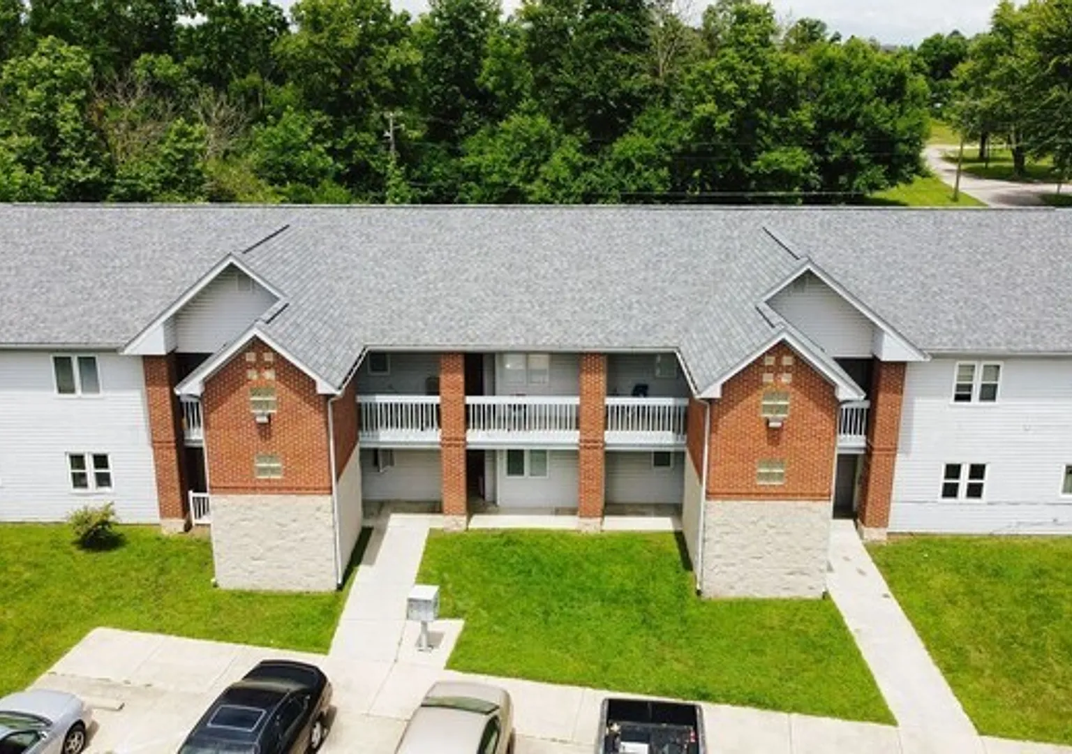 Modern Living. Connected Location. Rochester Manor in Muncie. — Photo 1