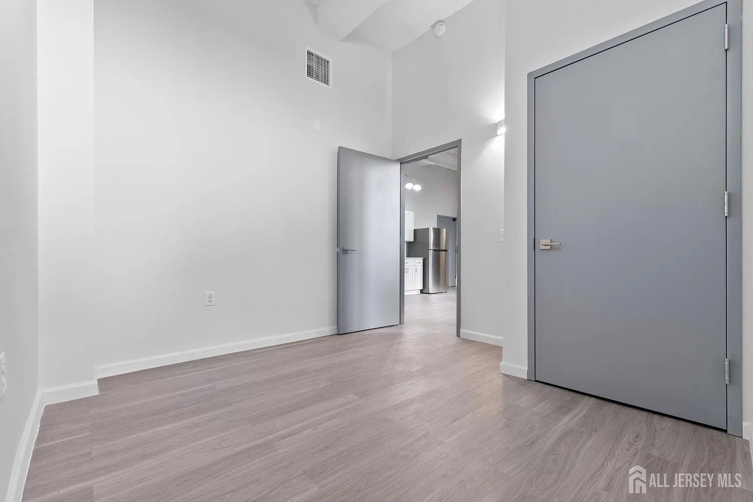 1 bed, 1.0 bath, 24249 sqft, $2,100 — Photo 2