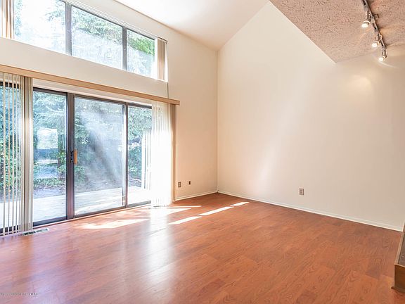 3rd image of 2097 Fox Hollow Dr