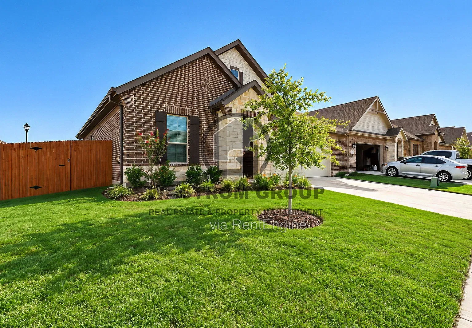 3 bed, 2.0 bath, 2003 sqft, $2,295 — Photo 3