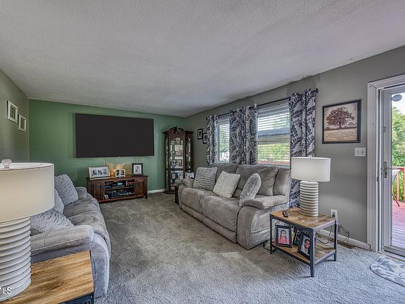 5th image of 924 Lake Dr