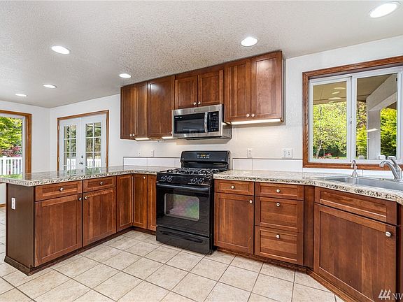5th image of 8216 Island View Dr NE