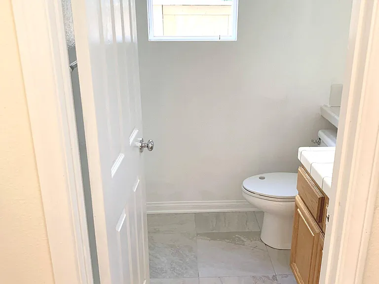 Full bath w/shower (first floor)