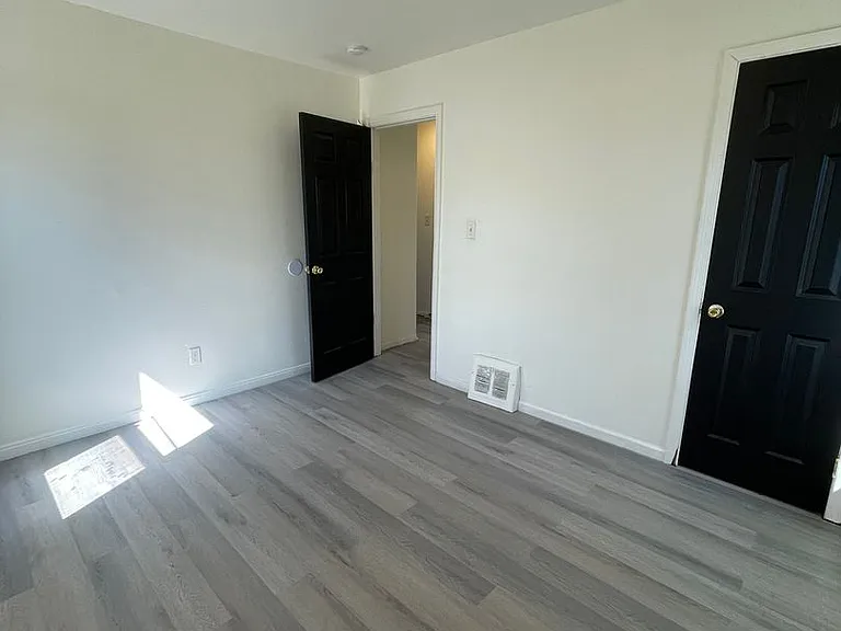 19372 Grandville Ave — Photo 6
