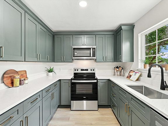 3rd image of 904 Dayton Rd