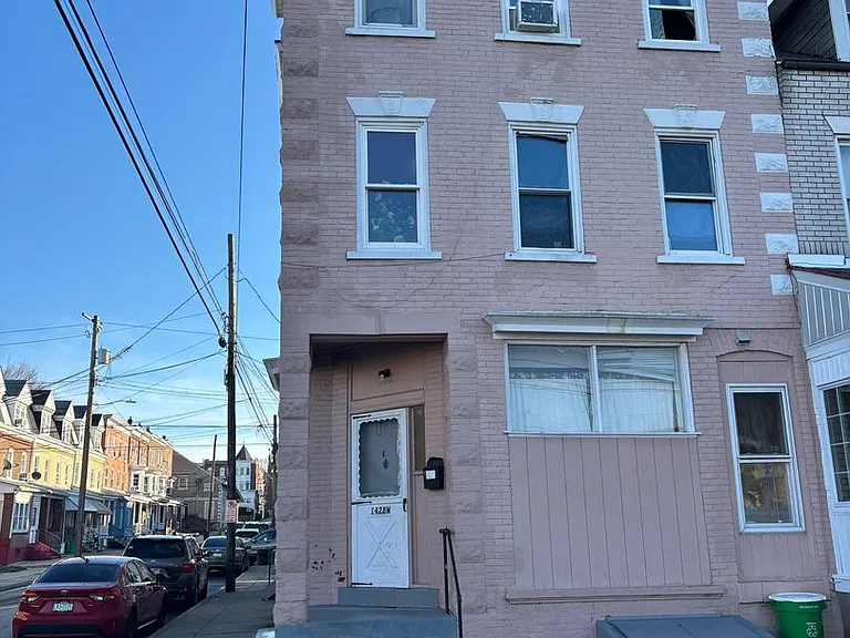 1428 W Gordon St — Photo 1