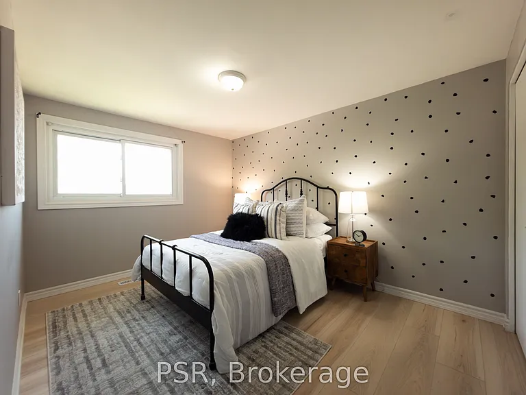 11 Elmsdale Dr — Photo 8