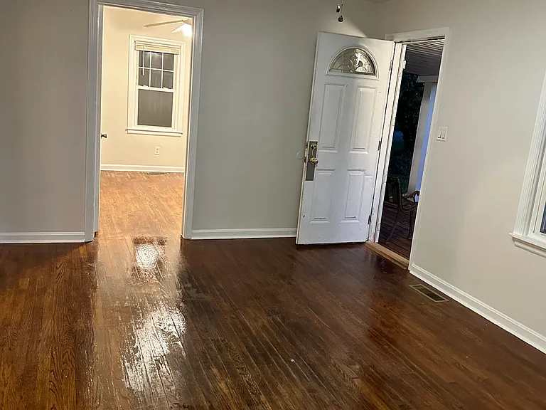 2624 Runway Ave — Photo 2