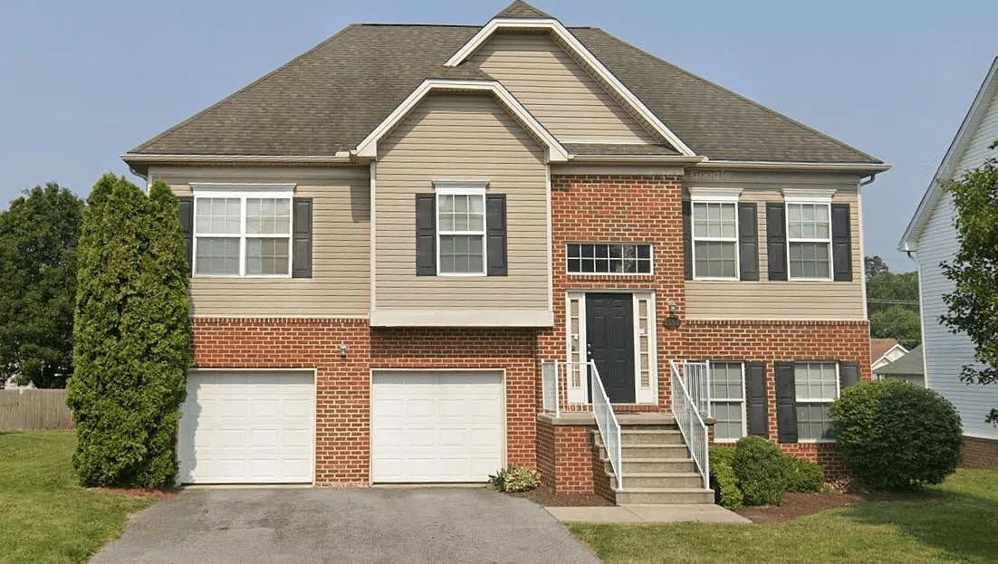 4 bed, 2194 sqft, $1,950 — Photo 2